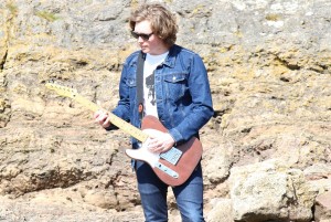 joe-perkins-digital-portishead-rocks-with-guitar